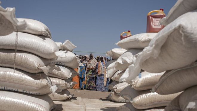 People queue for food in Bama, Nigeria, on December 8, 2016 queue for food at a distribution point