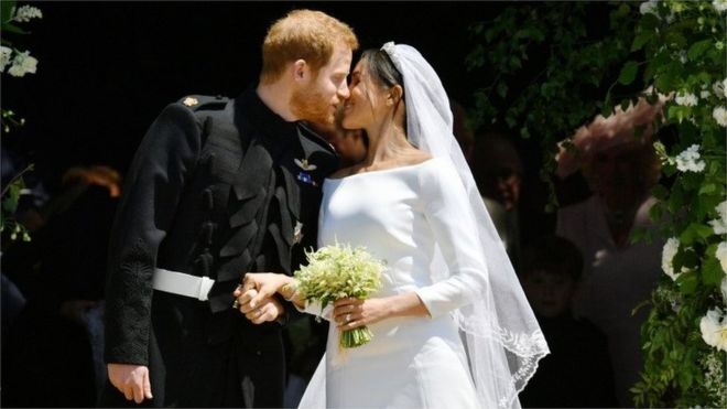 harry and meghan kiss