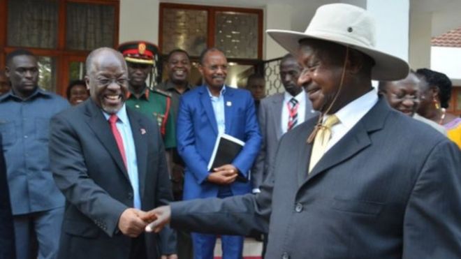 Rais Museveni wa Uganda na Rais Magufuli walisaini mkataba wakuanza mradi wa bomba la mafuta ghafi mwezi Mei