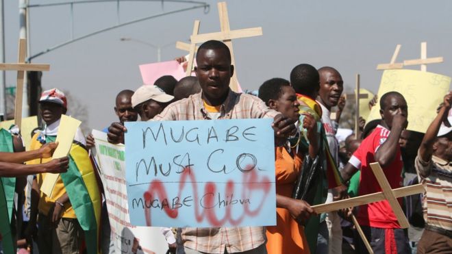 Waandamanaji walibeba mabango kupinga kuanzishwa kwa sarafu mpya ya bond notes na ukosefu wa ajira kwa vijana mjini Harare tarehe 3 Agosti 2016