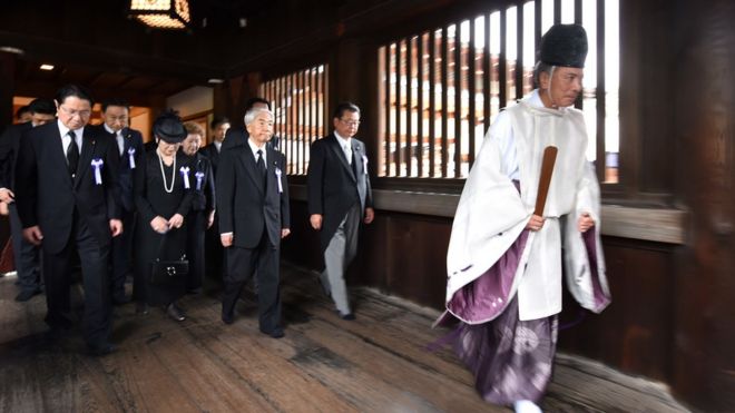 Một giáo sĩ Thần Đạo dẫn các nhà lập pháp Nhật bản thăm đền thờ Yasukuni hôm 15/8. Cũng trong ngày này, Thủ tướng Shinzo Abe gửi một khoản tiền đóng góp cho đền thờ chiến tranh từng gây tranh cãi này nhân dịp Nhật kỷ niệm 72 năm ngày thua trận trong Đại chiến Thế giới II.