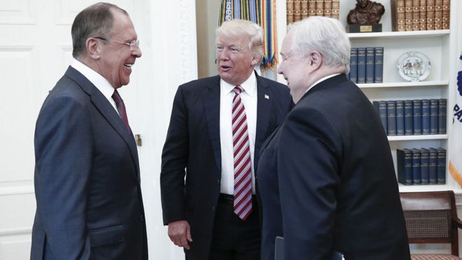 Mr Trump (kati) akifurahia jambo na Lavrov (kushoto) na Sergei Kislyak