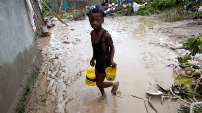 Una niña llevando agua en Haití.