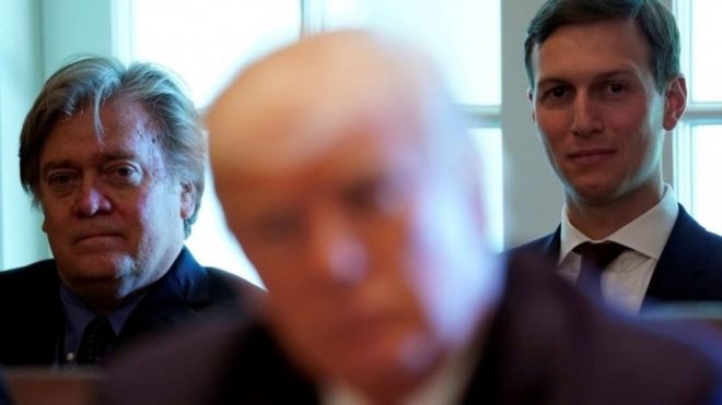 مستشار ترامب يصف القوميين البيض بـ "المهرجين"