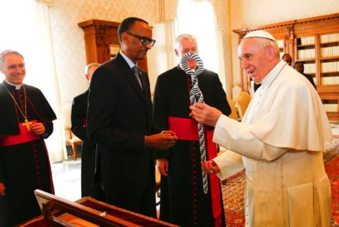 Papa Francis akiwa na Rais Kagame Vatican