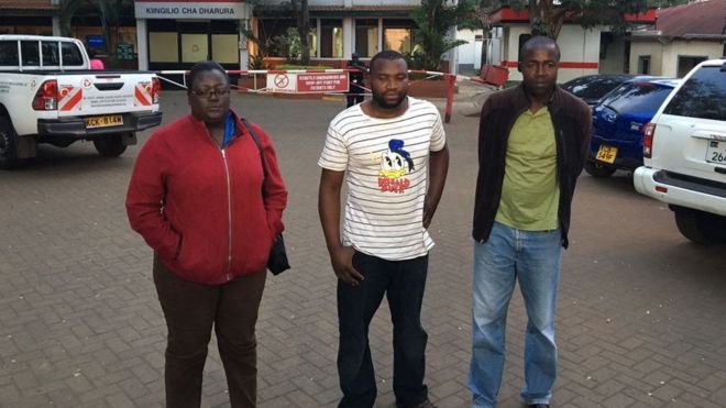 Babake Pendo {katikati} nje ya hospitali ya Aga Khan mjini Kusumu