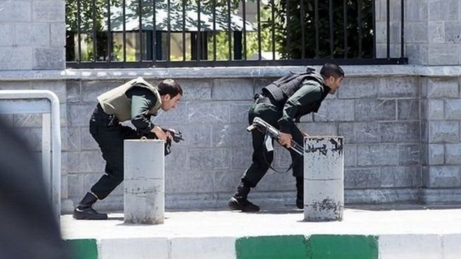 Cảnh sát Iran tránh đạn khi đang phong tỏa tòa nhà quốc hội