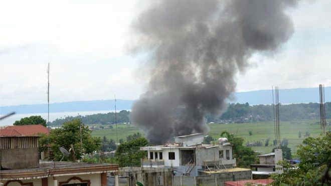 Nyumba hii iliyoko mjini Marawi, Ufilipino inafuka moshi baada ya kulipuliwa na bomu kutoka angani