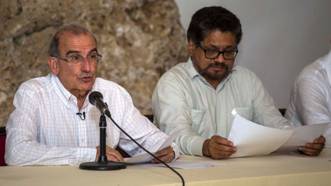 Humberto De la Calle, jefe negociador del gobierno, e Iván Márquez, líder del equipo negociador de las FARC