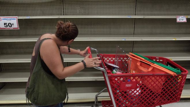 Una mujer mira un estante vacío en una tienda de San Juan