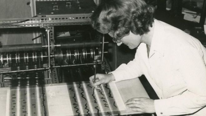 Daphne Oram con el Oramics