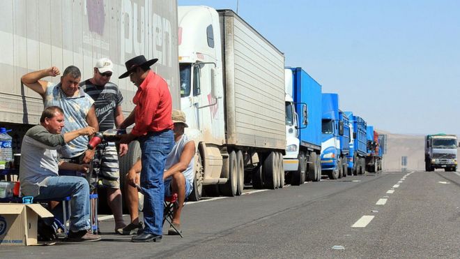 Camiones en la ruta entre Bolivia y Chile.