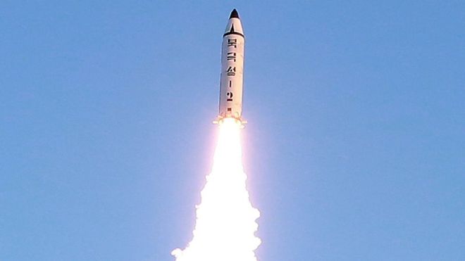 Una vista del fuego de prueba del misil Pukguksong-2 - febrero de 2017.
