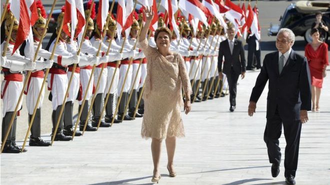 Dilma ao lado de temer durante a posse em 2014