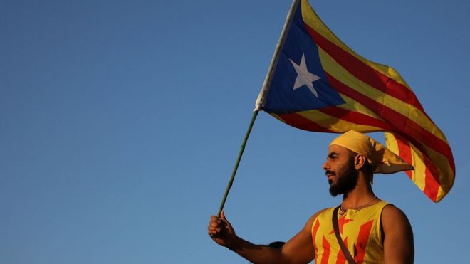 Manifestante com bandeira da catalunha