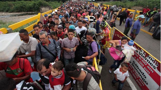 Venezolanos cruzan la frontera hacia Colombia.