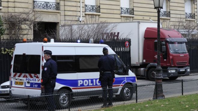 Un camión de la policía francesa investiga la mansión de 