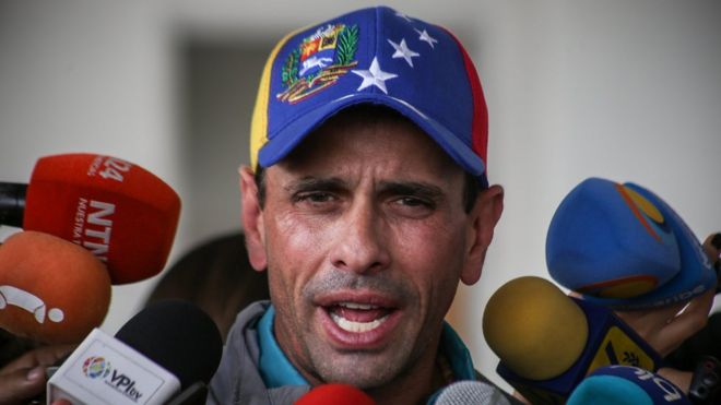 Henrique Capriles habla con la prensa en Venezuela en marzo de 2017