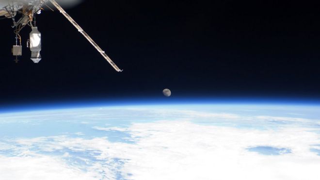 Terra e lua vista da Estação Espacial Internacional