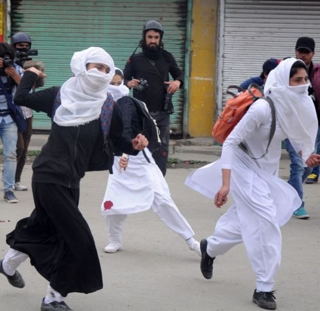 கூட்டத்தை கலைப்பதற்காக, காவல்துறையினர் கண்ணீர் புகைகுண்டுகளை ஆங்காங்கே பயன்படுத்தினார்கள்.