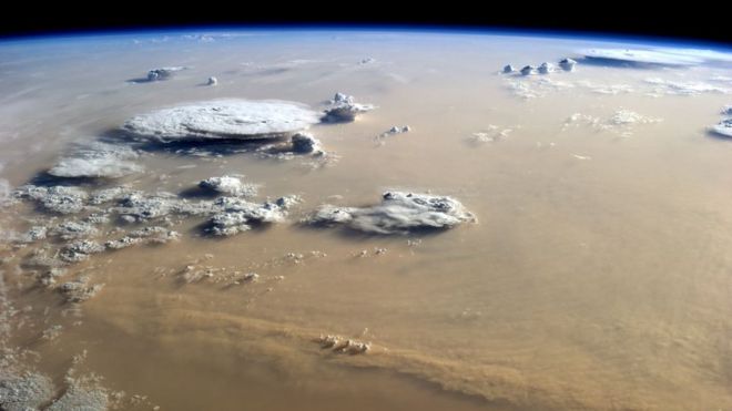 Foto de satélite de nuves no Saara