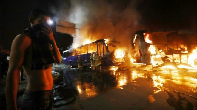 Durante las protestas fueron quemados varios autobuses y otros vehículos en el centro de Río de Janeiro.