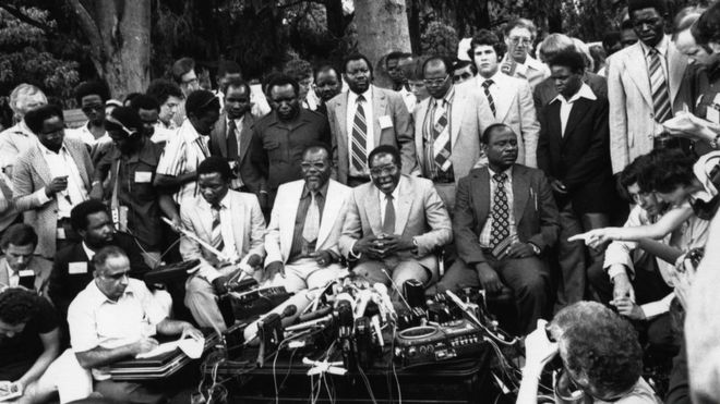 Robert Mugabe akifanya mkutano na waandishi wa habari kama waziri mkuu wa Zimbabwe aliyechaguliwa Machi 6, 1980