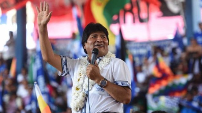 Evo Morales saluda