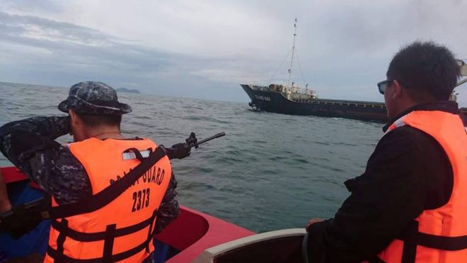 Personal armado de la guardia costera de Filipinas escolta el buque MV Giang Hai, de Vietnam, que fue atacado por piratas.