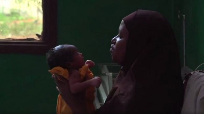 Mãe e bebê somalis em maternidade