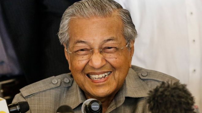 "Vâng. vâng, tôi vẫn còn sống," Mahathir Mohamad hào hứng nói tại cuộc họp báo lúc 3 giờ sáng 10/5 khi ông tuyên bố thắng cuộc trước liên minh của đương kim thủ tướng Najib Razak