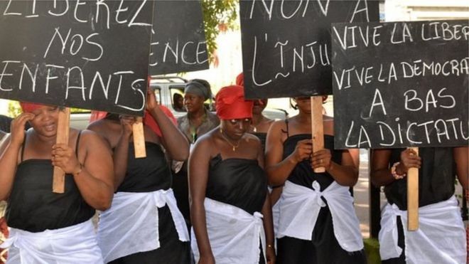 Selon les organisatrices, dix mille femmes ont participé à la manifestation organisée par des femmes du principal parti d'opposition, l'UFDG.