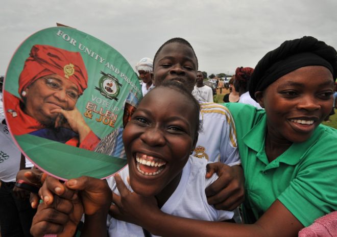 المرأة الحديدية الأفريقية : أول امرأة ترأس ليبيريا سعيدة بإنجازاتها _97983654_864d64b2-af03-4900-afc8-9307761ae2f8