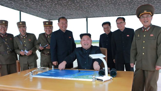 Kuzey Kore'nin resmi haber ajansı KCNA, Kuzey Kore Lideri Kim Jong-un, füzenin fırlatılışı sırasında çekilmiş olduğunu belirttiği bu fotoğrafını paylaştı.