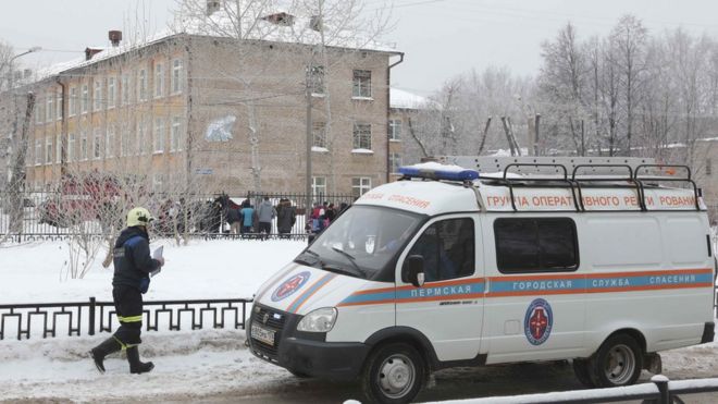 Скорая помощь за пределами школы в Перми, 15 января 18