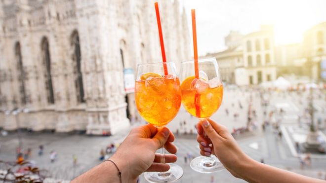 Cómo logró el licor italiano Aperol convertirse en una bebida de moda en tantos países