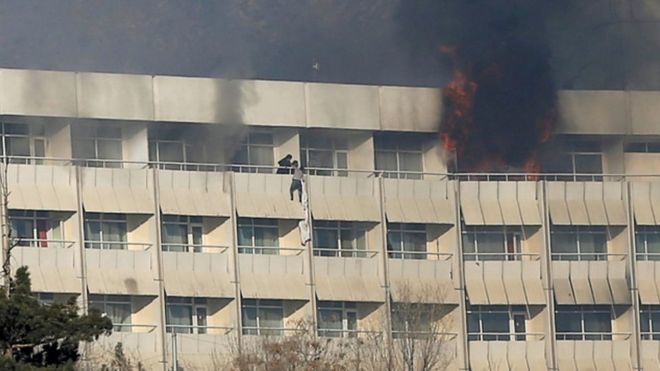 Человек пытается сбежать с балкона в Интерконтинентальный отель Кабула во время нападения боевиков в Кабуле 21 января