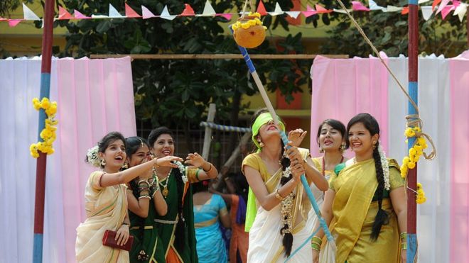 தமிழர் பாரம்பரிய முறைப்படி பொங்கல் பண்டிகையை கொண்டாடிய வெளிநாட்டினர்