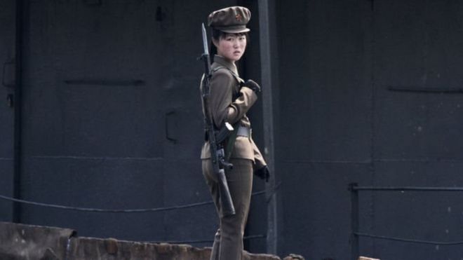 Một nữ binh sĩ Bắc Hàn tại bờ sông Áp Lục (2014)