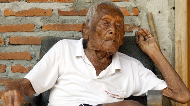 وفاة أكبر معمر في العالم في إندونيسيا عن 146 عاما _95856074_2ce524b1-197a-4d4a-ae4a-9c9d0b58d9c3