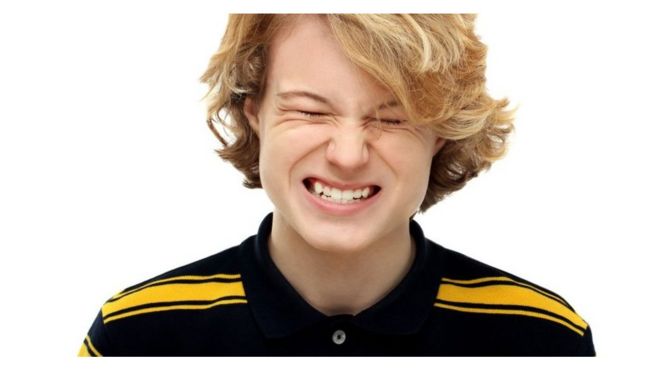 பதின்ம வயதில் பற்களை நறுத்தல்: 'கேலிக்கு ஆளாவதன் அறிகுறியா?