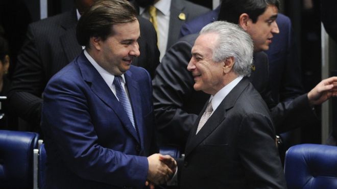 Rodrigo Maia cumprimenta Temer durante sessão solene de posse do presidente no Congresso