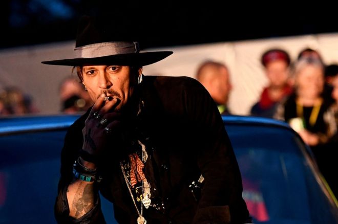 El actor estadounidense Johnny Depp fuma en el Festival de Glastonbury, Reino Unido.