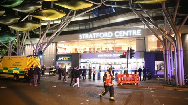 الشرطة تطوق مركز تسوق شرقي لندن إثر هجمات بالحمض _97990284_hi041930659