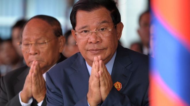 Hun Sen prays to Buddhist monks during a ceremony, 2 January 2017