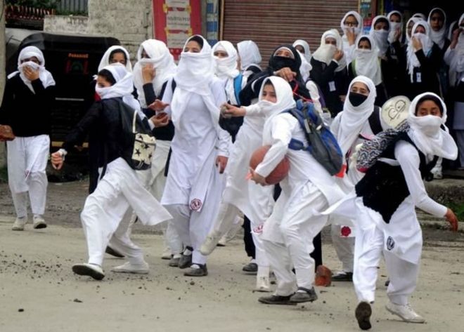 காஷ்மீர் பள்ளத்தாக்குப் பகுதியில் ஒரு வாரம் மூடியிருந்த பள்ளிகளும், கல்லூரிகளும் மீண்டும் திறந்தபோது, வீதிகளில் பார்க்கக் கிடைத்தது இந்த வித்தியாசமான காட்சி