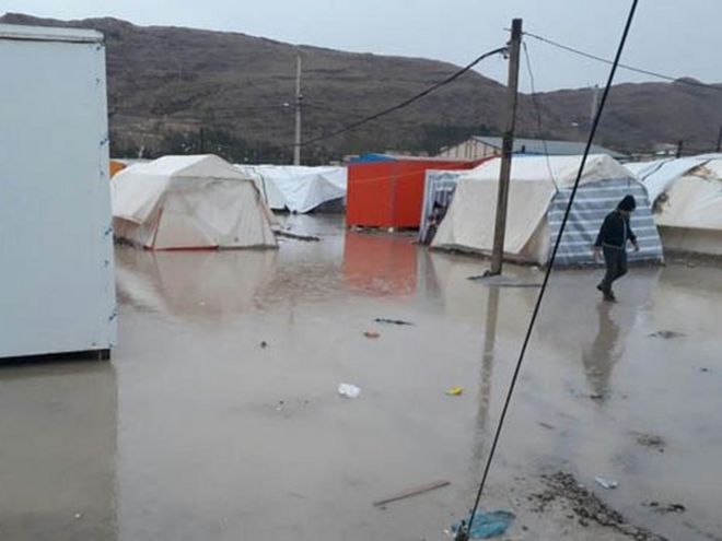 هنوز بسیاری از خانواده‌ها در چادر زندگی می‌کنند