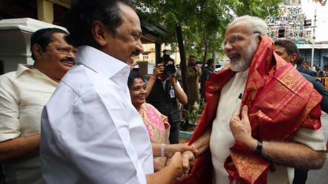 கருணாநிதியின் கையை பற்றிய பிரதமர் மோதி