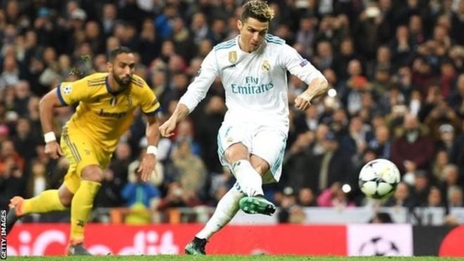 Cristiano Ronaldo akipiga mpira wavuni