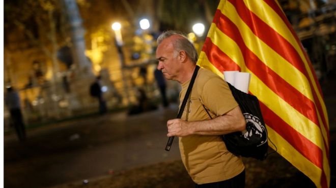 Muchos manifestantes se marcharon decepcionados tras el discurso de Puigdemont.